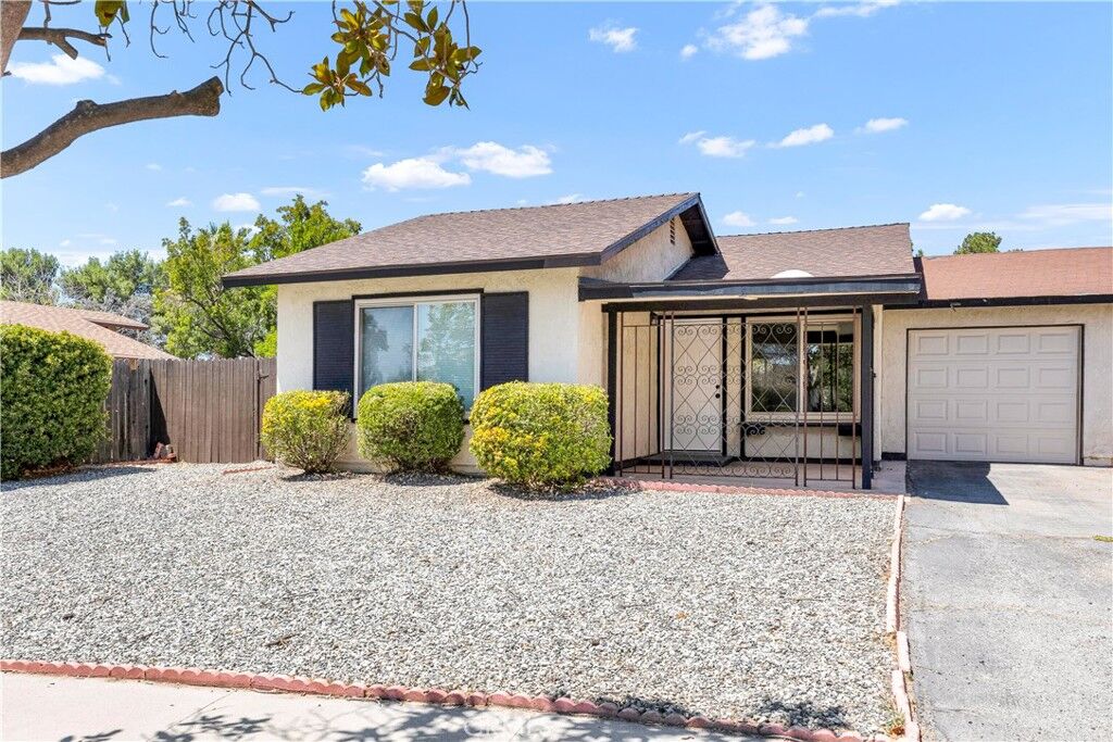 Property Photo: 233 Janan Court CA 92220