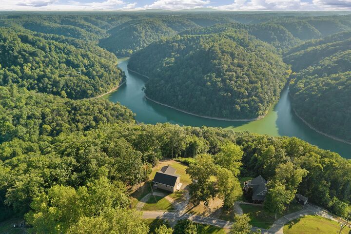 Property Photo:  385 Oak Dr  TN 37166 