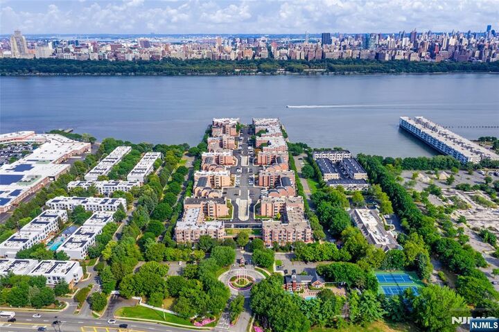 401 Thornton Court T401  Edgewater NJ 07020 photo
