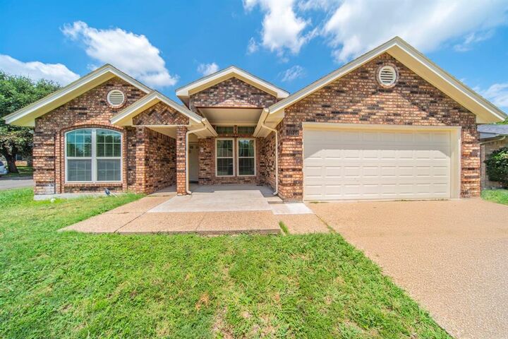 1940 Green Willow Drive  Fort Worth TX 76134 photo