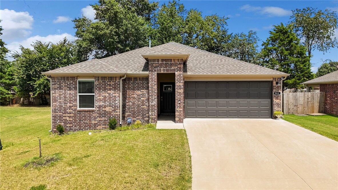 Property Photo: 911 W Sonoma Street AR 72758