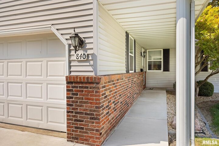 Property Photo:  840 N Main Street  IL 61571 