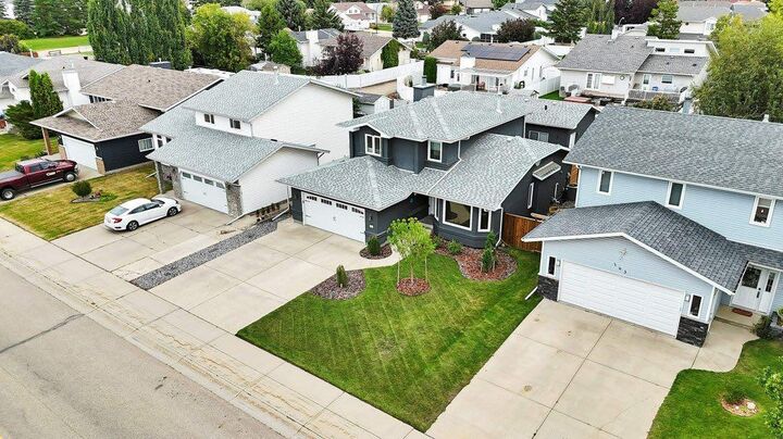 Property Photo:  167 Douglas Avenue  AB T4R 2G5 