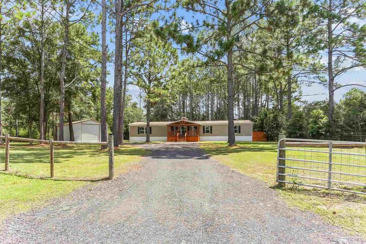 Property Photo: 5310 Bodega Dr FL 32583