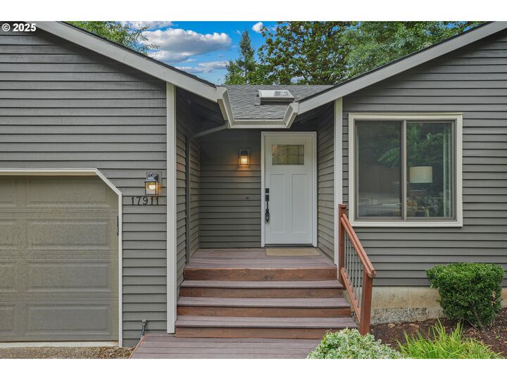 Property Photo: 17911 Hillside Dr OR 97068