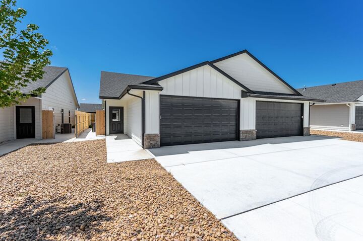 Property Photo: 507 E Harper St KS 67147-8955