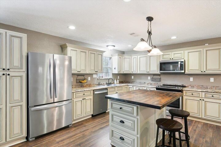 Property Photo: 525 Jordan Dr TX 77657