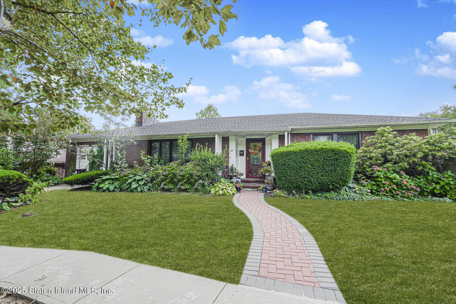 Property Photo: 4 Brentwood Avenue NY 10301