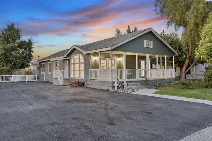 2713 W Bonneville St  Pasco WA 99301 photo