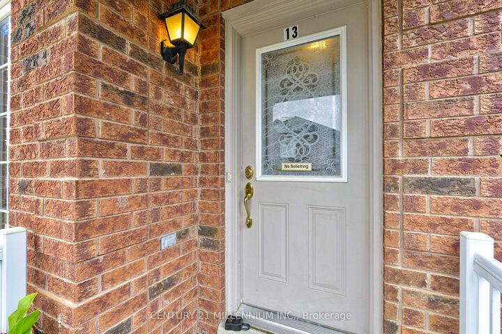 Photo de la propriété:  13 Coolwater Drive  ON L6R 0X4 