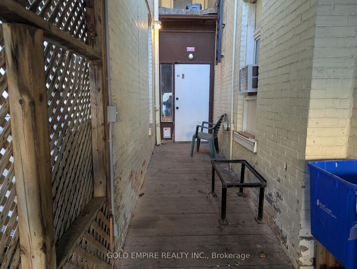 Property Photo:  42 Wellington Street N  ON N4S 6P3