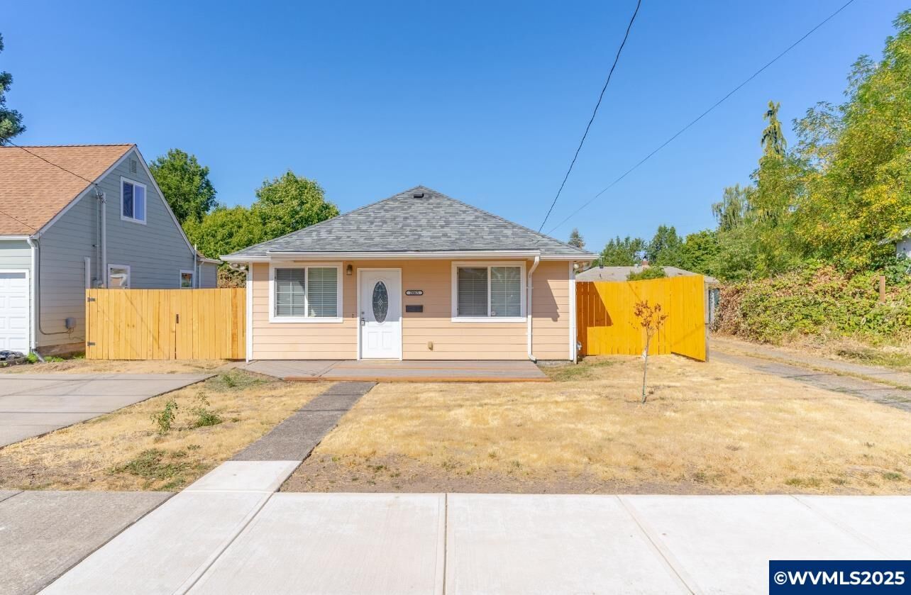 Property Photo:  2065 University St SE  OR 97302 