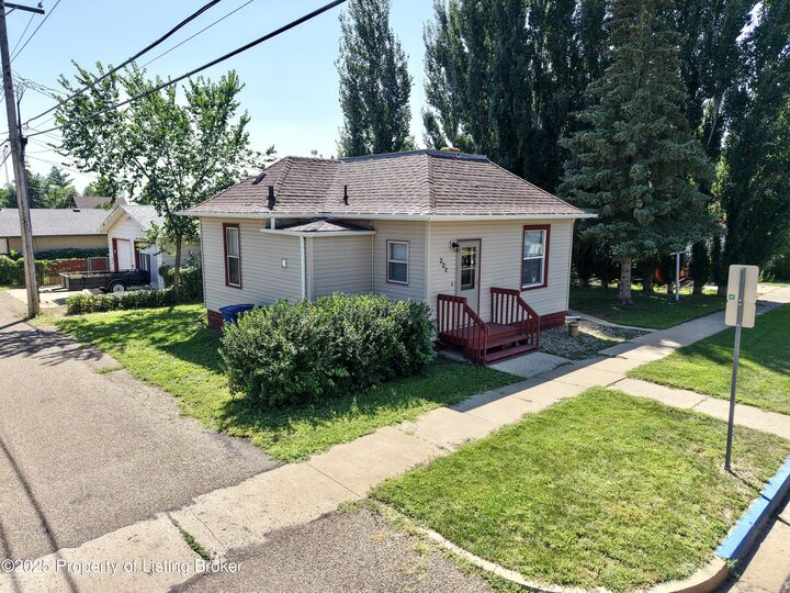 Property Photo: 222 3rd St. E ND 58601