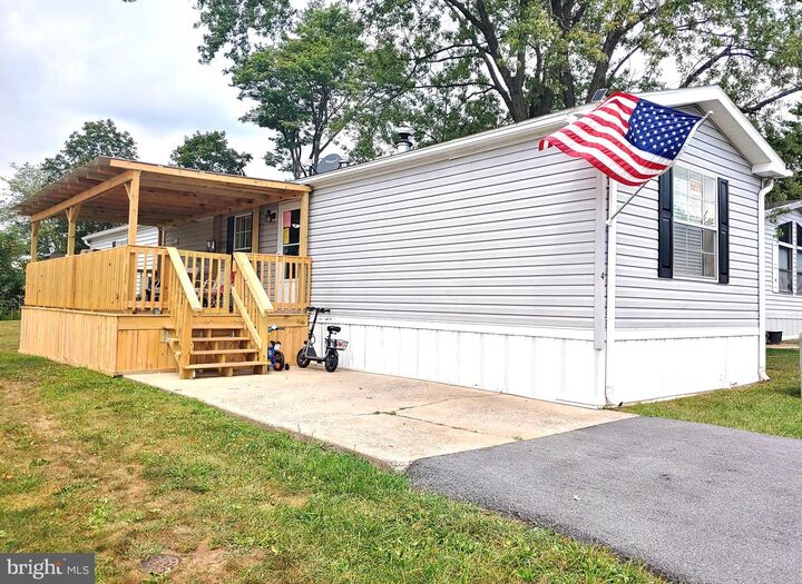 4 Oak Knoll  Elizabethtown PA 17022 photo