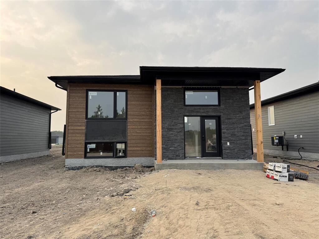 Property Photo:  9 Conifer Cove  MB R5L 0L5 