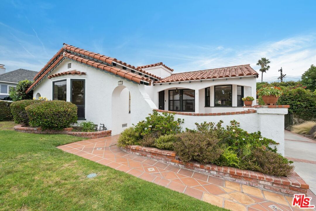 Property Photo: 6111 W 75th St CA 90045