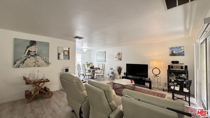 Property Photo: 20158 Cohasset St CA 91306