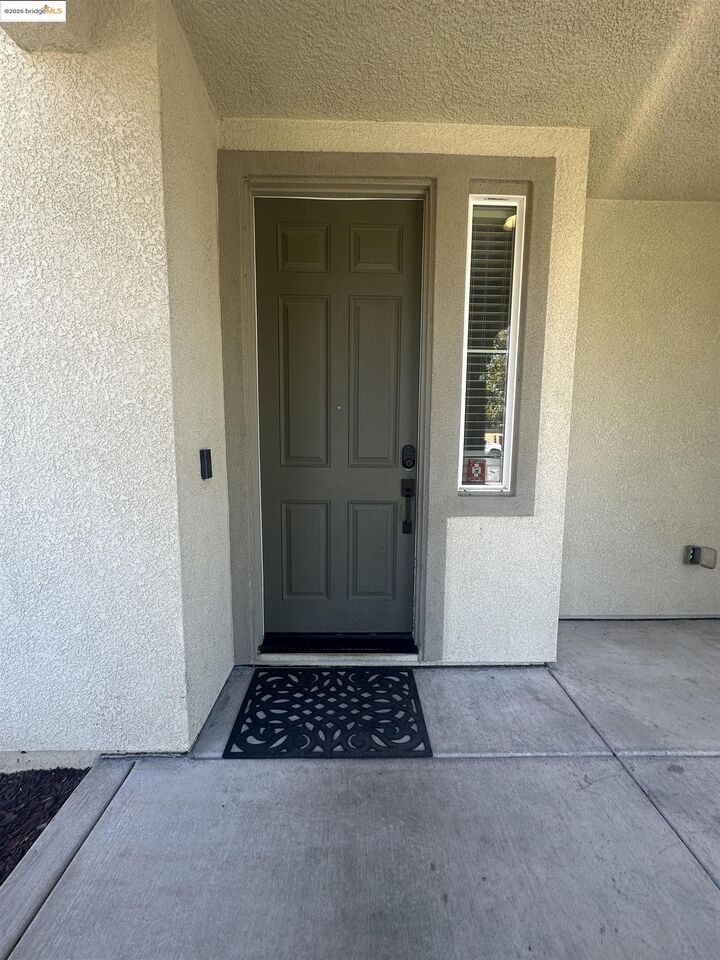 Property Photo:  649 Poplar Ct  CA 94561 
