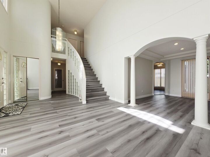 Photo de la propriété:  738 Burton Crescent NW  AB T6R 2J3