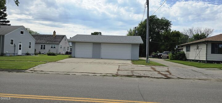 Property Photo: 402 5th Street NW ND 58401