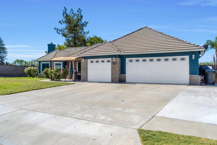 Property Photo: 327 Brentwood Drive CA 93245