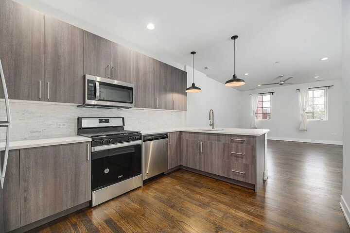 Property Photo: 5055 S Dorchester Avenue 202 IL 60615