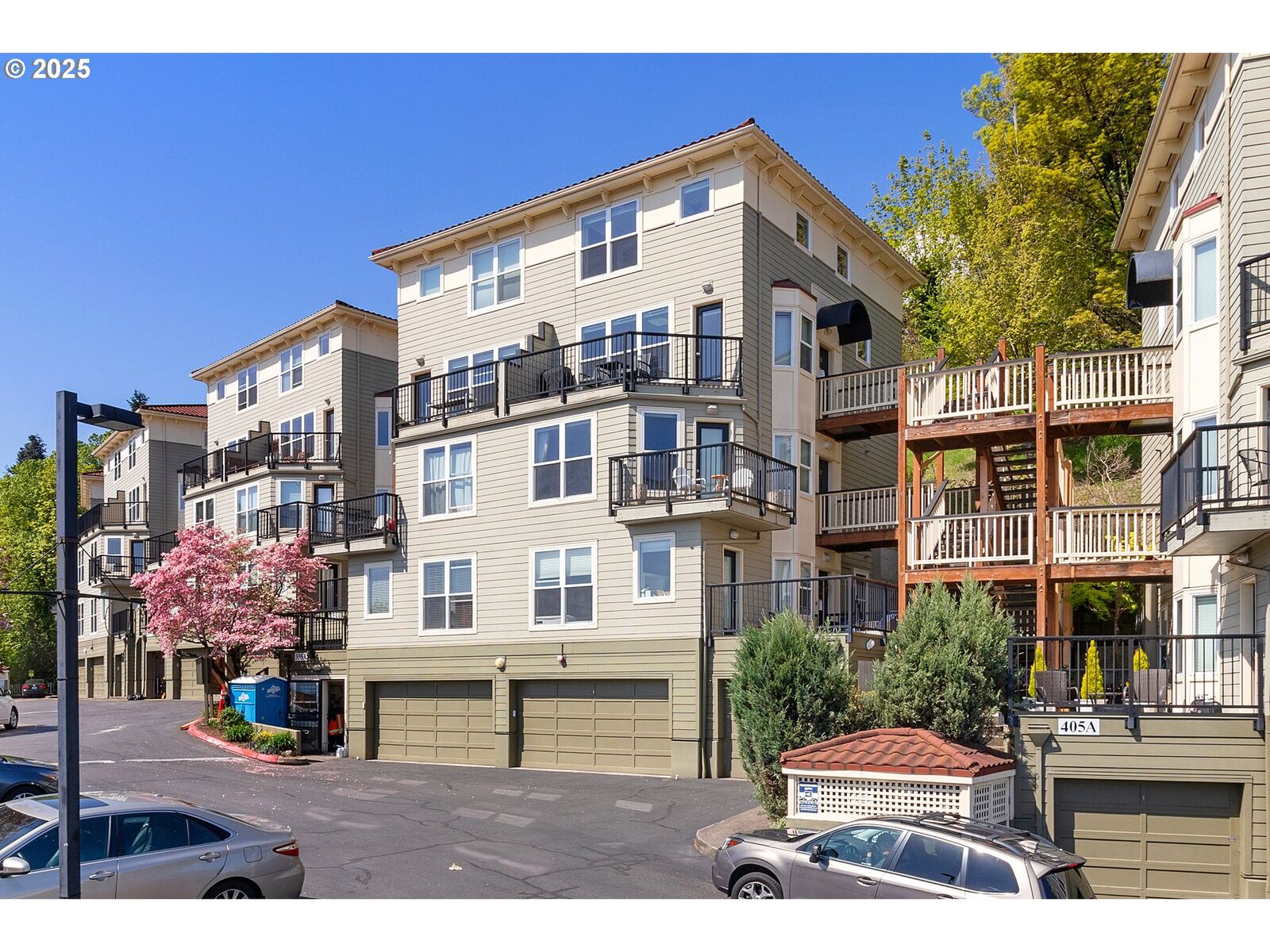 Property Photo:  335 NW Uptown Ter 2B  OR 97210