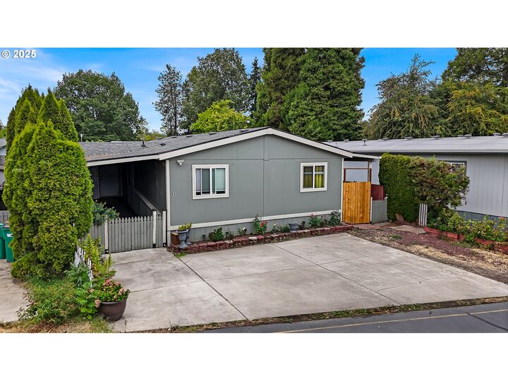 Property Photo: 3831 Pacific Ave D8 OR 97116