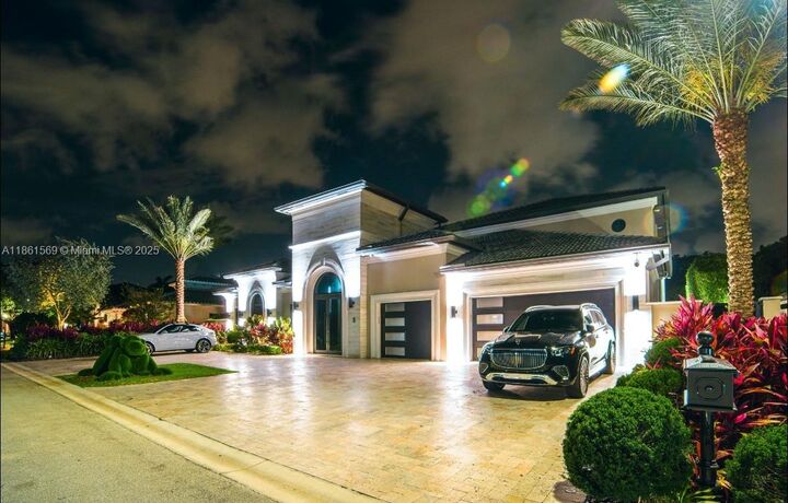 Property Photo: 541 E Enclave Cir E FL 33027