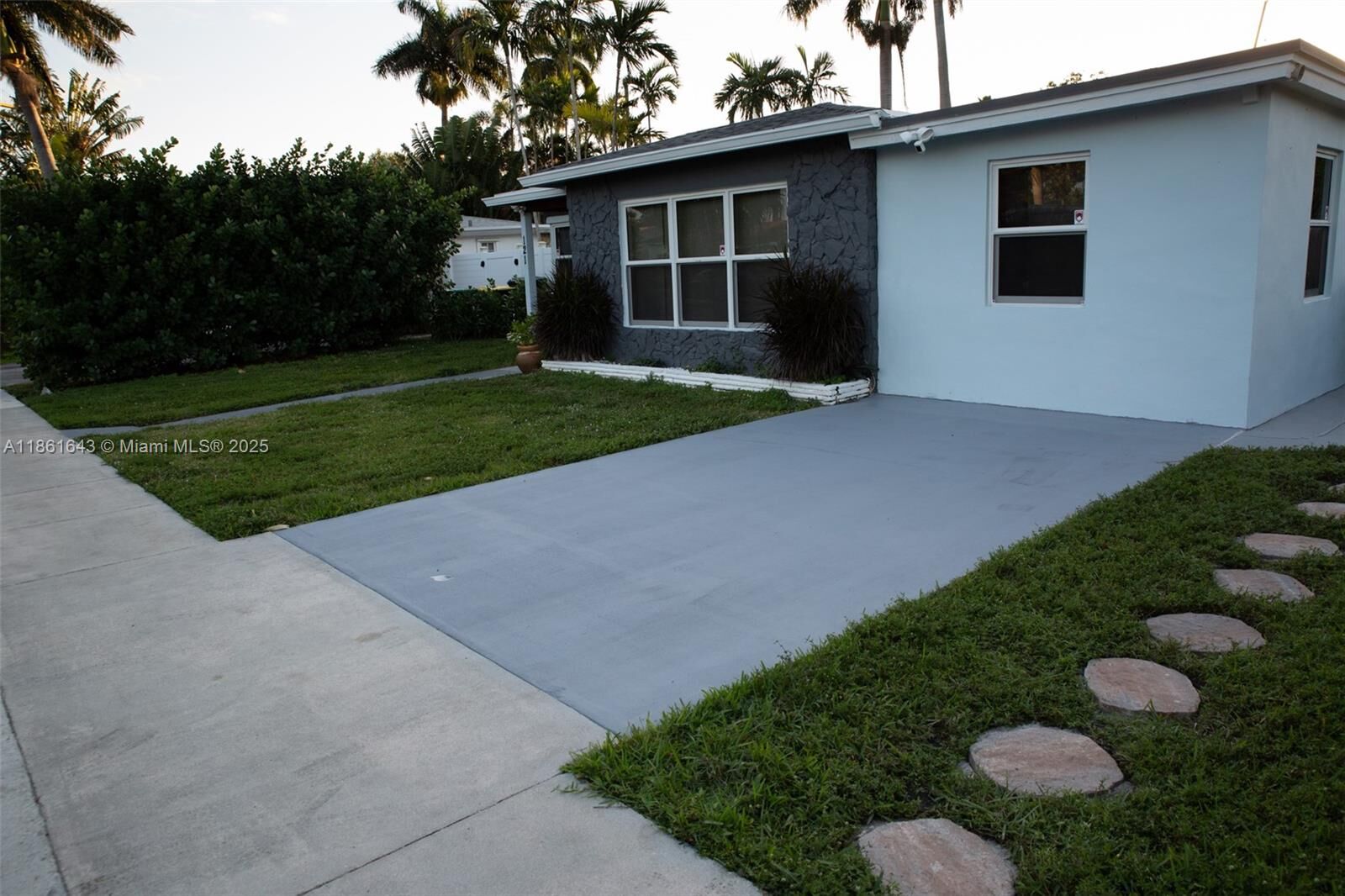 Property Photo:  121 NE 1st Ct  FL 33004 