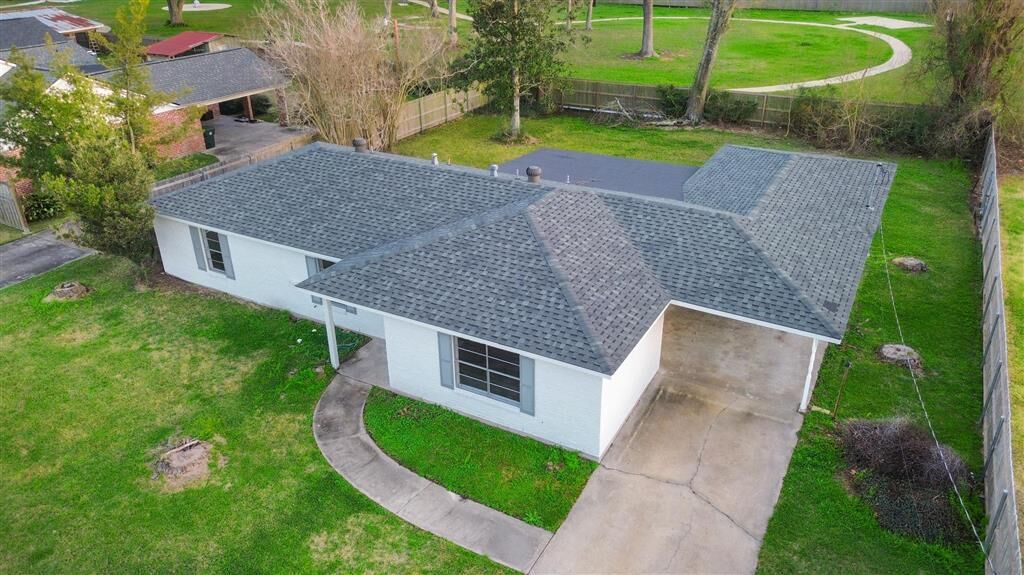 Property Photo:  307 W Sale Road W  LA 70605