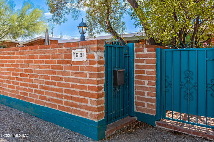 Property Photo:  1619 N Camilla Boulevard  AZ 85719 