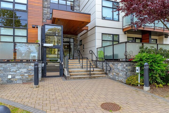 Property Photo: 4000 Shelbourne St 102 BC V8N 3E4