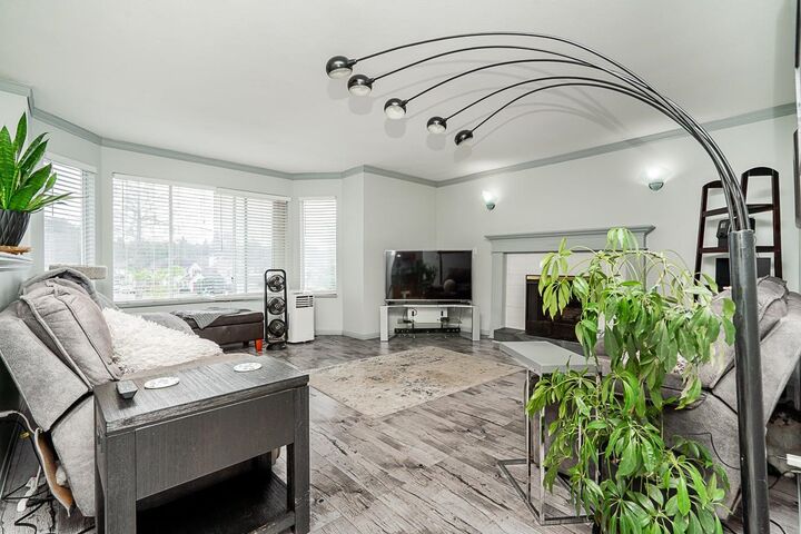 Photo de la propriété: 14263 67 Avenue BC V3W 0P5