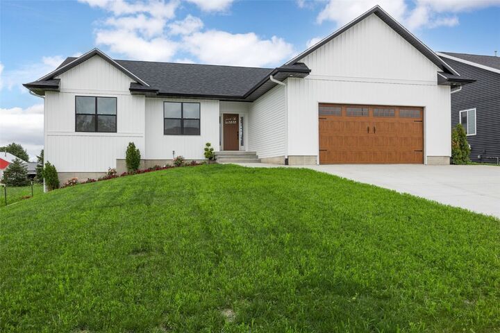 Property Photo:  200 Cherry Park Drive NW  IA 52405 