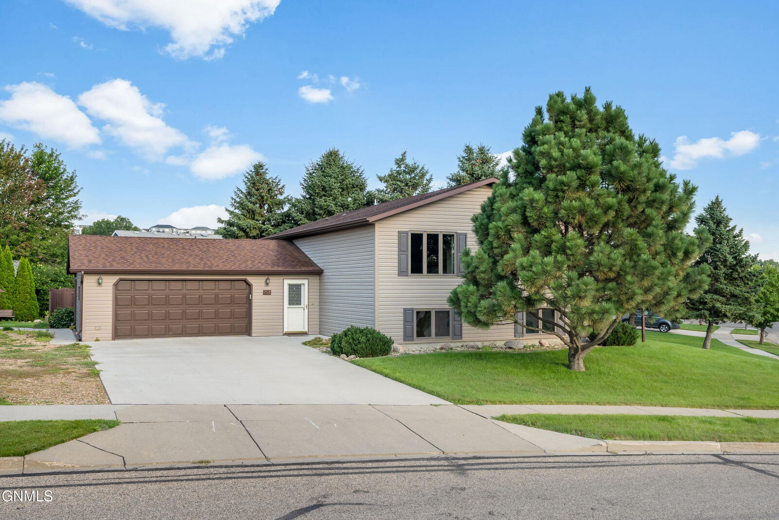 Property Photo: 1740 Primrose Place ND 58501