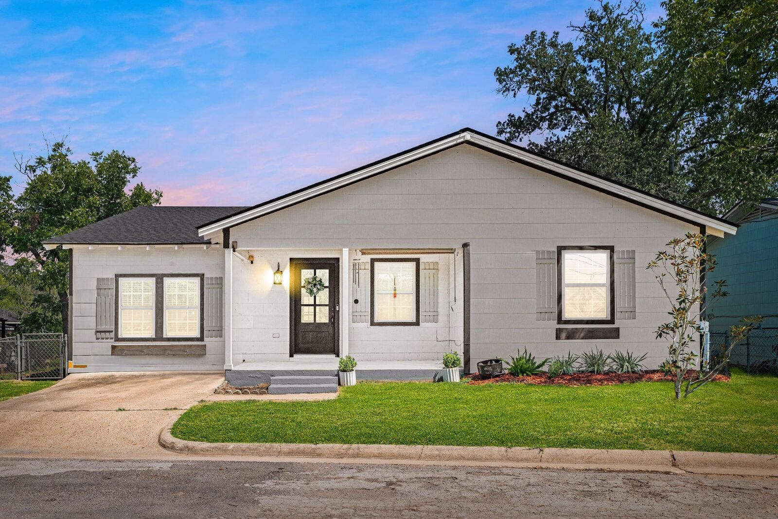 Property Photo: 415 N Baron Street TX 77418