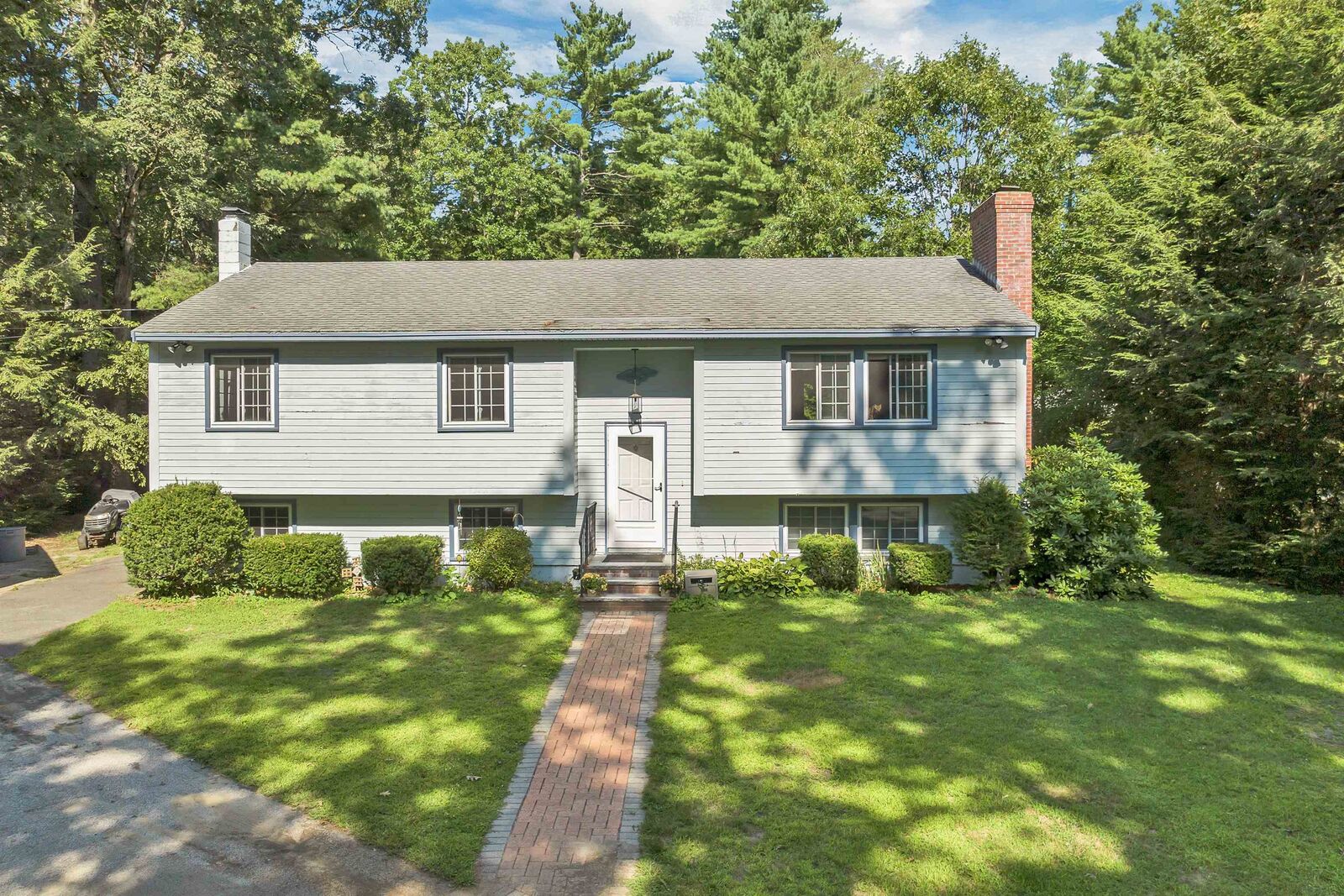 Property Photo:  1 Hildreth Drive  NH 03052 