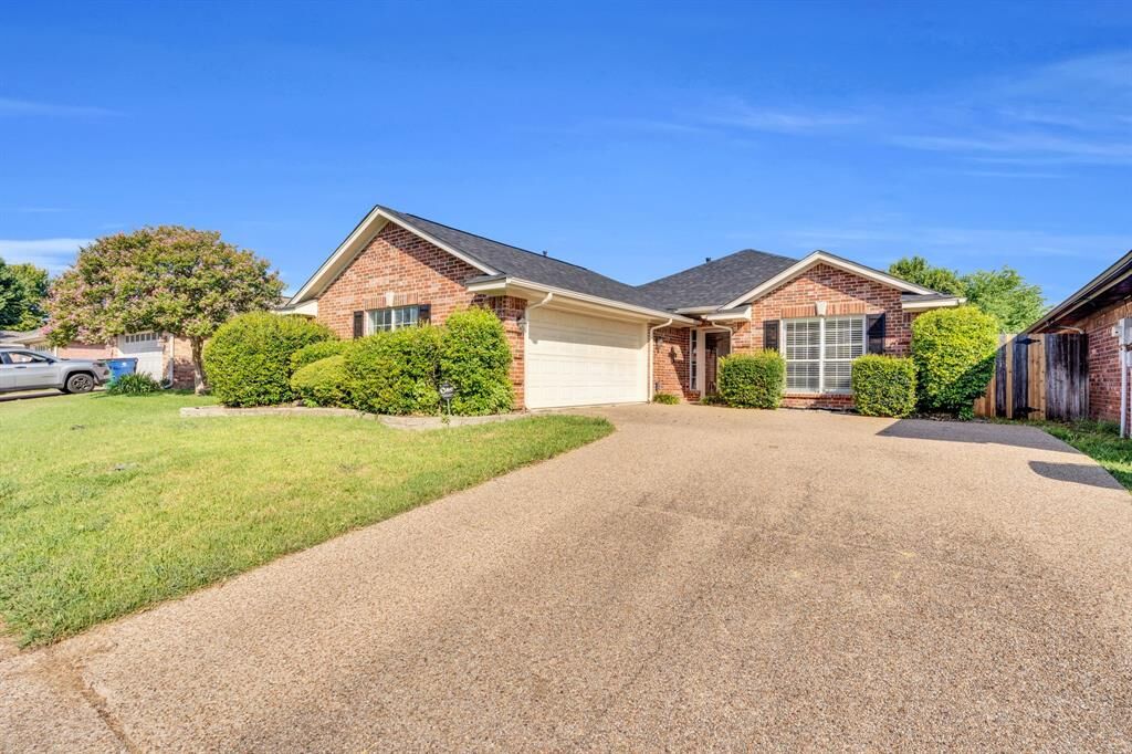 Property Photo:  709 Azalea Trail  TX 75165 