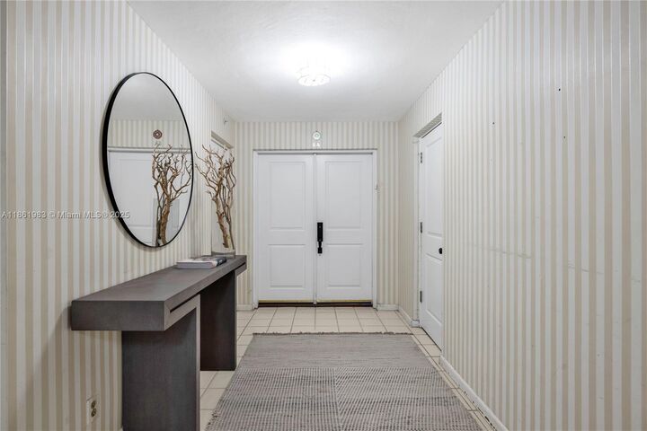 Property Photo:  615 E Ocean Dr 6A  FL 33149 