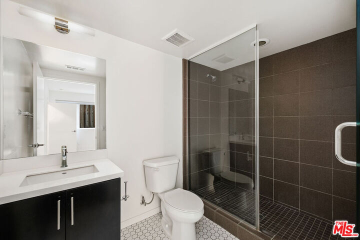 Property Photo:  2920 Rowena Ave  CA 90039 