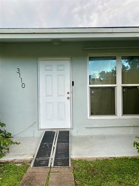 Property Photo: 3110 SW 34th Ave FL 33023