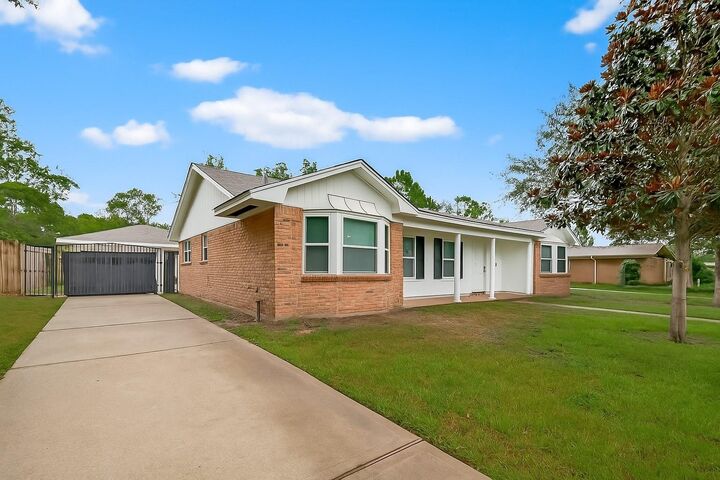 Property Photo:  8210 Edgemoor Drive  TX 77036 