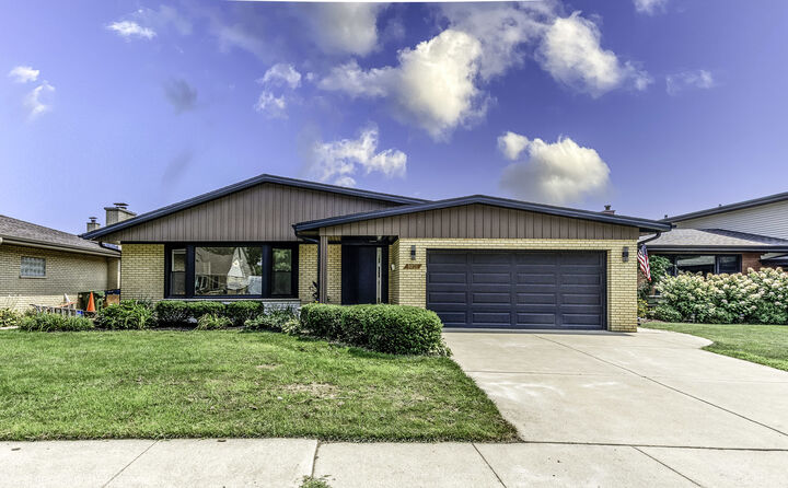 9825 S Kilbourn Avenue  Oak Lawn IL 60453 photo