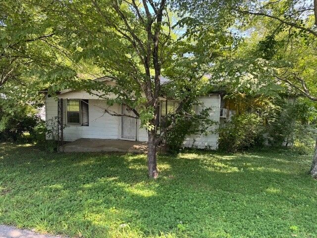 Property Photo: 213 Chamberlain Ave TN 37083