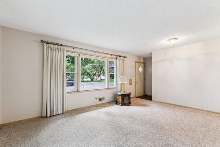 Property Photo:  87 Hoyt Avenue W  MN 55117 