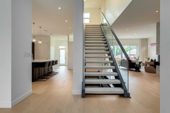 Property Photo:  2025 51 Avenue SW  AB T3E 1J7 