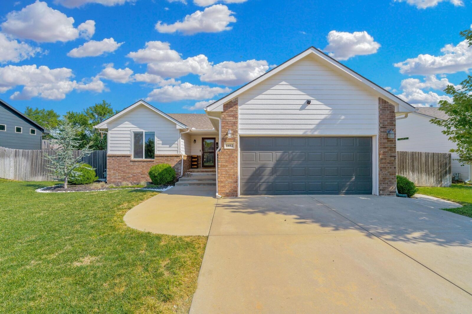 Property Photo:  1412 E Splitwood Way St  KS 67037