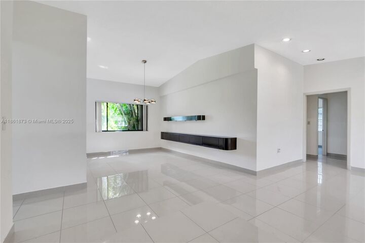 Property Photo: 4585 SW 87th Ave FL 33165