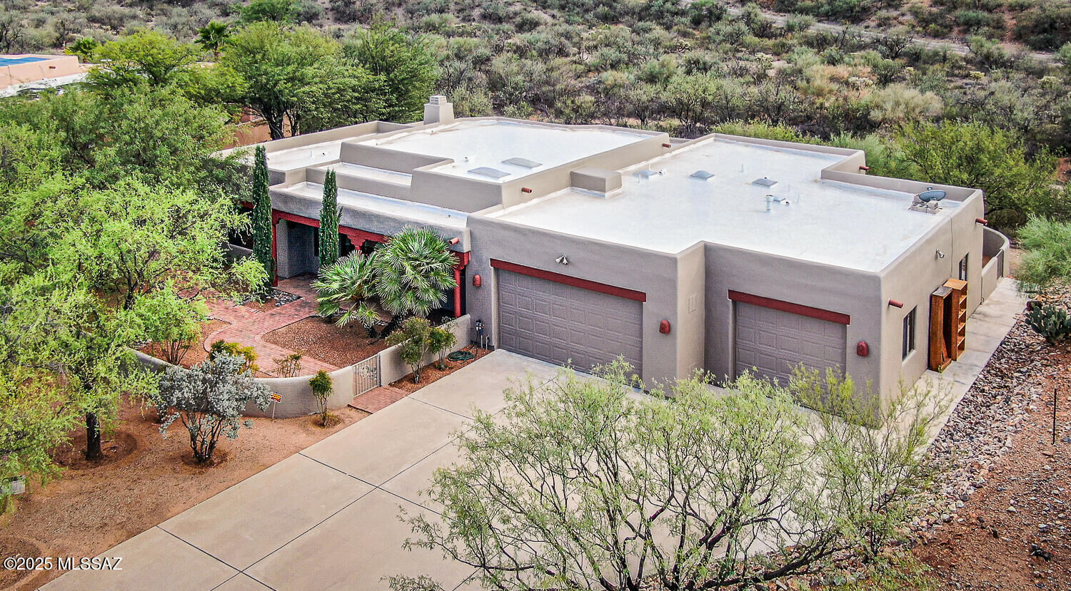 Property Photo:  682 E Armor Springs Place  AZ 85614 